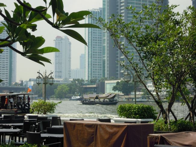 私達が入れるトコロは、、、<br /> <br />1階にあるレストラン“ザ・ベランダ”<br /> <br />川沿いに座りたかったけど、、この暑さじゃ無理！