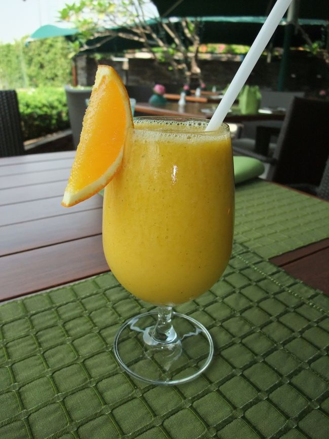 ダンナちゃんが頼んだドリンク！<br />ビールじゃないよ(笑)<br /> <br />レモン＆マンゴー＆ミント＆オレンジのスムージだって。