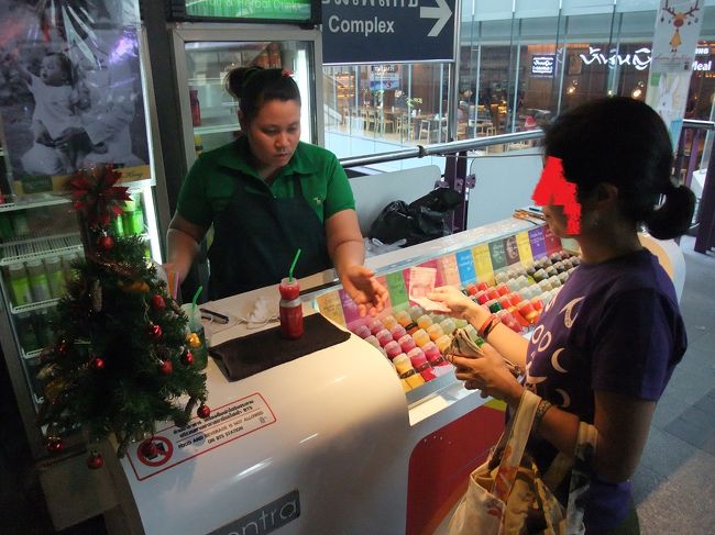 駅の売店。<br />私が気になってたジュース店。<br />最終日にヨウヤク購入！！