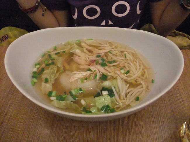 お昼を食べる事に。<br />シーロムコンプレックスには、タイ風じゃなく日本料理やステーキとかのお店が多くて断念、、、<br />周りも中華が多くて！ここにしてみた。<br />旦那ちゃんが頼んだヌードルは、、豚肉と豚団子のヌードル。<br />私は、、鳥ベースのヌードル。（これ）<br /><br />まぁまぁかなー。