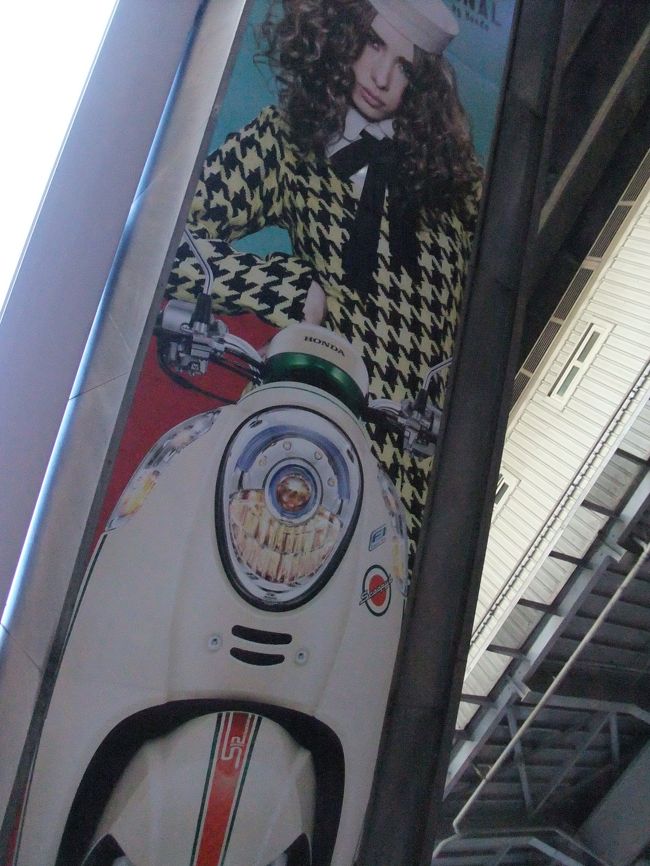 BTSへ続くエスカレーターの裏側！