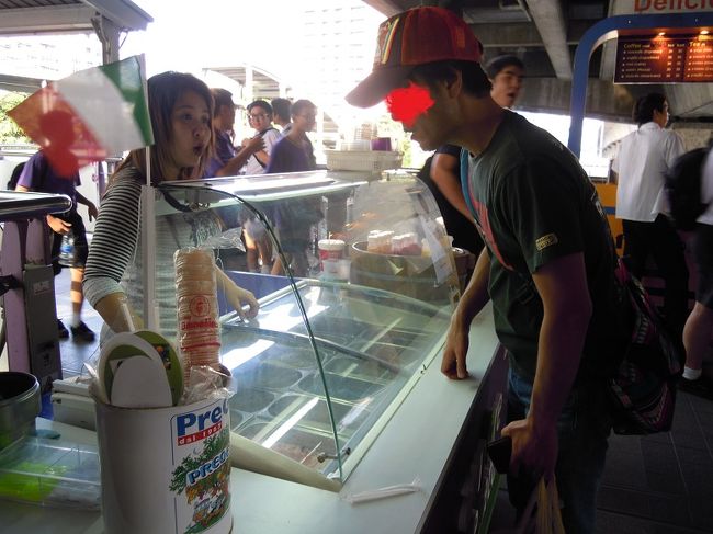 旦那ちゃんも気になってたホテル直結の駅の屋台で・・・・。<br />アイス買いました！