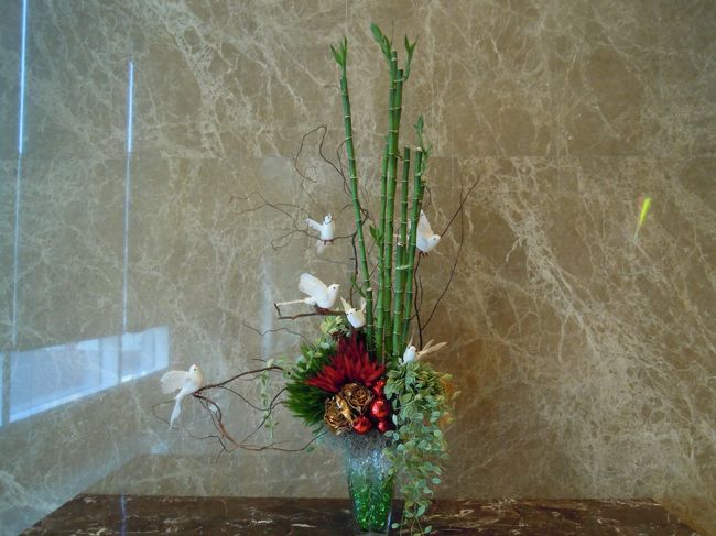 ホテルの入り口にあったクリスマス飾り☆<br /> 鳩が可愛い♪