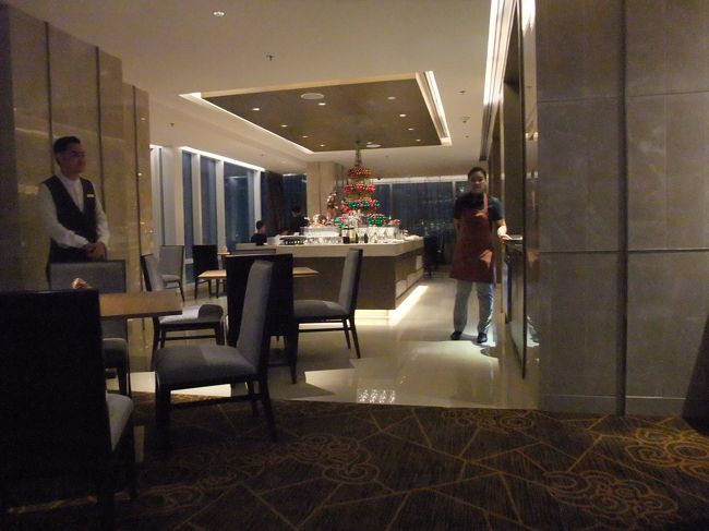 プールから戻り、シャワー入ってさっぱり！<br />荷物片づけて、18時にチェックアウト！<br />そしたら、、ラウンジ使っていいって☆