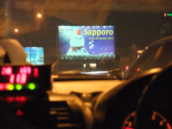 空港まではタクシー移動にしました。<br />ホテルでタクシーを呼んでもらい、しっかり交渉！（してくれた　(笑)）<br />何かあったら、とホテルカードに車の車番や会社の名前まで書いて渡してくれた☆　コップンカー♪<br /><br />タイ航空が新千歳空港へ就航！<br />だから？！札幌の宣伝広告が高速道路に！
