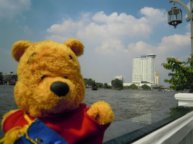 川岸でパチリっ☆<br />奥に見える建物は、ミレニアムヒルトンホテル。<br /><br />“まぶちー！！”