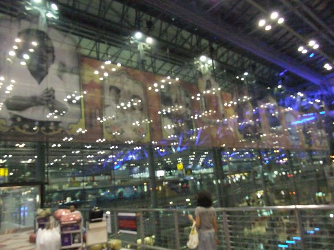 ホテルから高速の入り口が近いので、、高速での渋滞に見舞われたけど、、予想より早く到着できました。<br /><br /><br />しかも予想以上に安く！高速代混みで２００Ｂ！！400は取られると思ったのにー！！（約1時間で1000円かかってないのよー）<br /><br />空港の窓ガラスには、国王の生い立ち写真が！