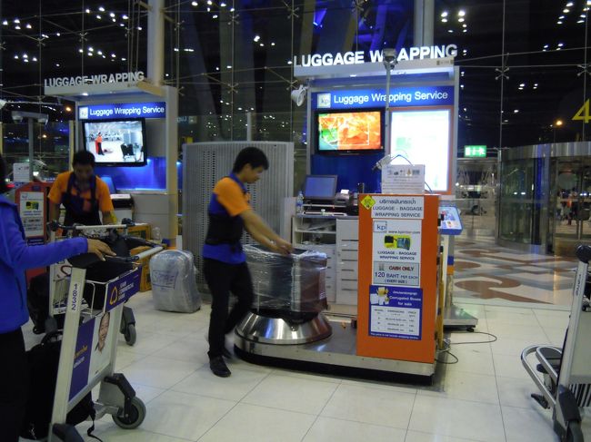 おおお！！ここにもあった！<br />トルコで見たクルクルマシーン☆☆☆<br />荷物をサランラップみたいなのでクルクル巻いて行きます。