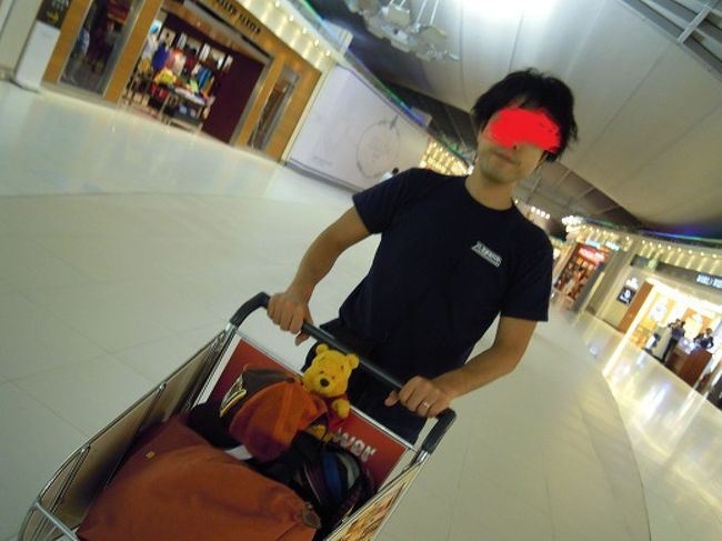 旦那ちゃんと別れて、最後のお土産買いに走る私。<br /> <br />ちなみに、、化粧品やお酒も、なーーーんにも安くアリマセン。<br /><br />そして、、合流！！<br />“お腹すいた。。。。”と1人＋１匹。