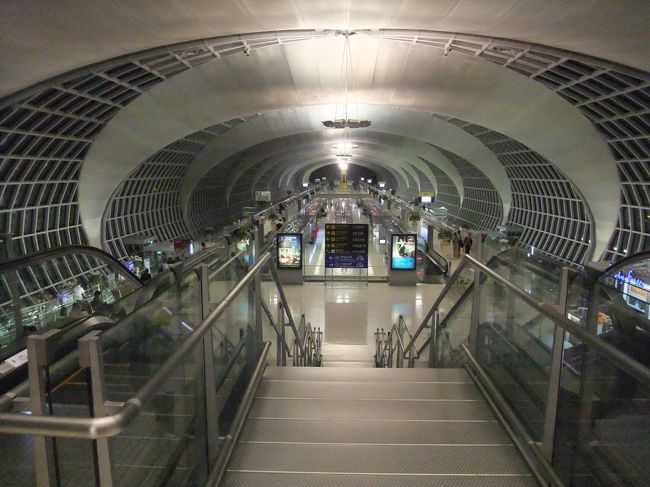 なんか宇宙船（乗ったことないケド☆）みたいじゃない？？<br />ここを下りていくと、搭乗口が並んでます。