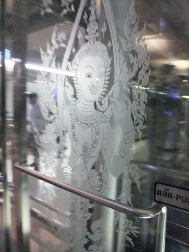 ドアの装飾がステキです。