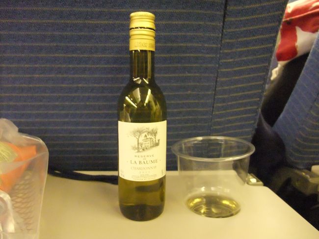 旦那ちゃんは白ワイン☆<br /><br />前の座席の２名が、いきなりモーーノすごくシートを倒してくるから、<br />狭い座席になっちゃいました(>_<)