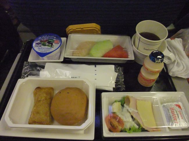 あ！！っという間に日本時間の4時過ぎ。朝食タイムとなります。<br />こちら旦那ちゃんの洋食。<br /> <br />ヤクルトはタイ産！