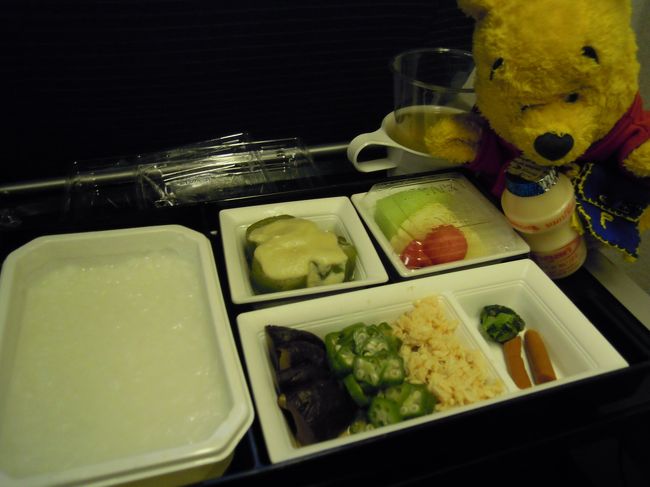 私は和食。お粥でしたー。がっ、、<br />全日空の飛行機に乗って、、こんなにマズイ機内食は初めて(>_<)<br />ほとんど残しちゃった。。。