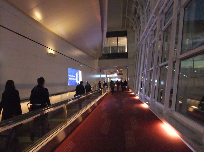 国内線の作りと似てるねー☆<br />出国審査場へ向かいます。<br /><br />