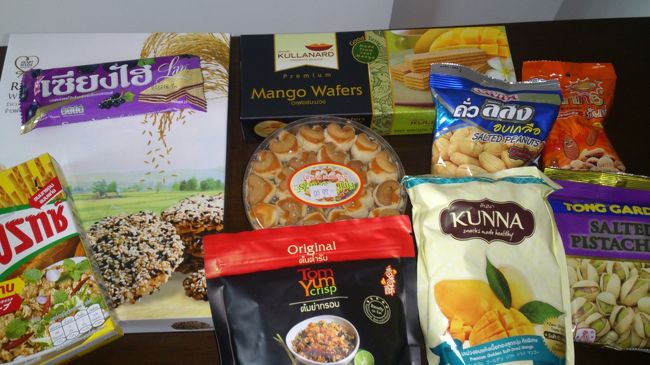 お菓子たち☆<br /> <br />大きな箱は空港で。<br />空港だと、やっぱり日本価格と変わらない。<br />コンビニお菓子達は１００円だしたらカナリ買えます！