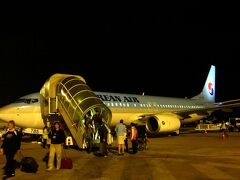 真っ暗の中、機体から降ろされて歩いてシュムリアップ空港へ。
タラップを降りた途端に、熱気が一気に身体を包む。
