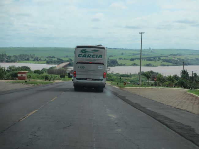 パラナパネマ川<br />渡ればサンパウロ州、手前はパラナ州<br /><br />ガルシア社の本社はマリンガー<br />パラナ州奥地全てとサンパウロ州を結ぶ<br />サンパウロ・バハフンダに直行便あり、非常に快適