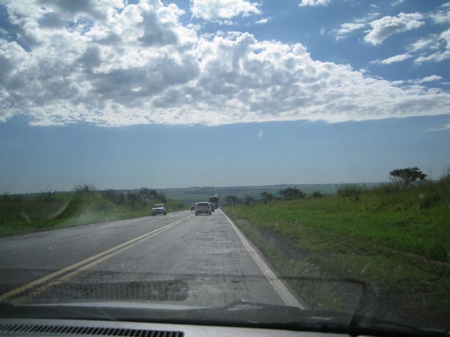 ブラジルの道路はこんな感じで一直線！<br /><br />碧空てんこ盛り！