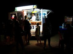 朝5：00にHOTEL前に迎えに来たトゥクトゥクに乗って、昨日と同じ西参道正面へ。
唯一付いている明かりは、トゥクトゥクやタクシーのライトと屋台の照明のみ。
乾季のアンコールワットの日の出前は冷え込むので、熱々の珈琲を求めて行列が出来ていた。
Cafe屋台一軒しかないから並んでるし観光地価格なので、そのまま真っ暗な参道へ向かう。
