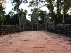 大回りコースの最後の目的地は、ジャヤヴァルマン7世がチャンパ軍に勝利したのを祝って創建したという、聖なる剣という意味を持つPreah Khanへ。