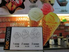 シュムリアップ空港内にも出店しているアイスクリーム屋“ブルーパンプキン”に入ってみた。