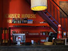 Pub Streetの1本南にある“KHMER HOUSE”へ。