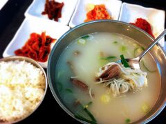 朝6：20に仁川空港に到着し、まずは空港内のフードコートで腹ごしらえ。
【ソルロンタン】14.000W
優しい味で、エノキ入り。
白米が添えられているのに、にゅう麺が入っていた。