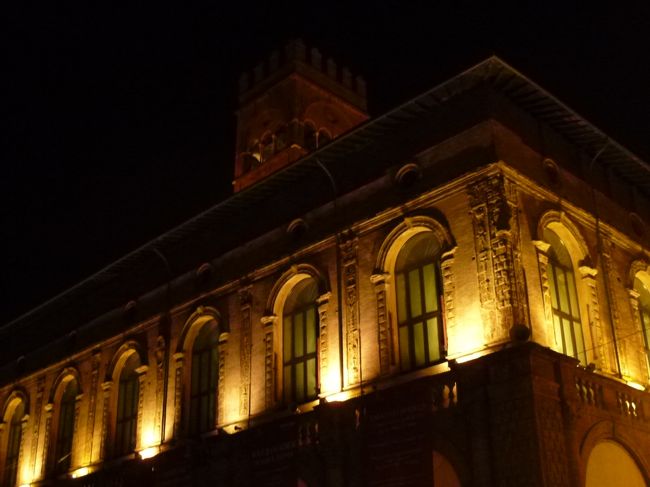 夜のボローニャ散策♪<br />マッジョーレ広場からホテルへ歩く♪<br />