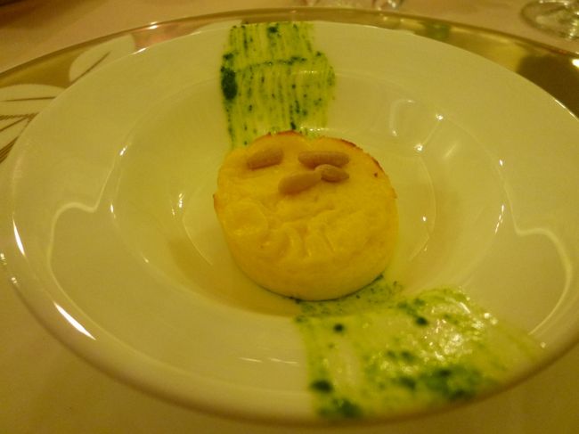 「Grand Hotel Majestic gia Beglioni」のメインダイニングレストラン♪<br />＠アミューズ：チーズのスフレ