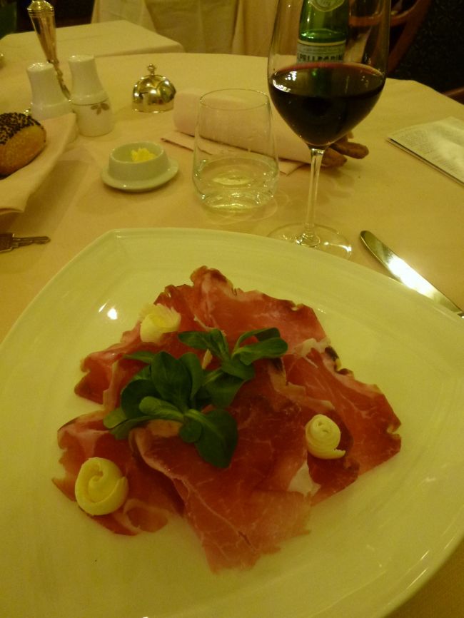 「Grand Hotel Majestic gia Beglioni」のメインダイニングレストラン♪<br />＠前菜：パルマ産生ハム