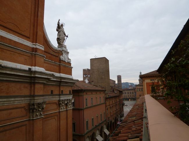 「Grand Hotel Majestic gia Beglioni」のジュニアスイートルーム♪<br />バルコニーから朝のボローニャを眺めて♪