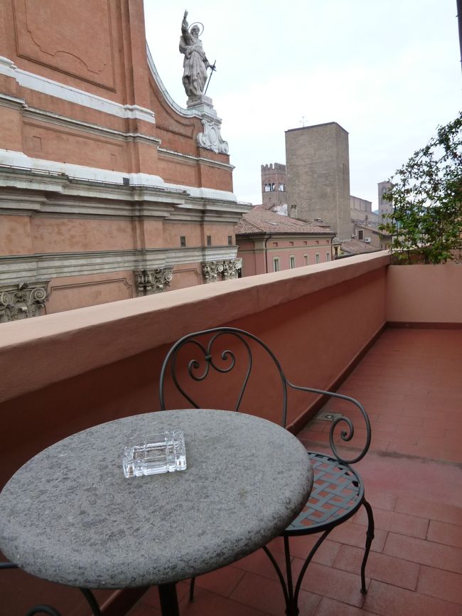 「Grand Hotel Majestic gia Beglioni」のジュニアスイートルーム♪<br />バルコニーから朝のボローニャを眺めて♪