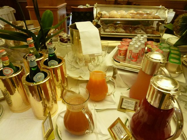 「Grand Hotel Majestic gia Beglioni」の地下1階の朝食専用レストラン♪<br />豪華な朝食ブッフェ♪