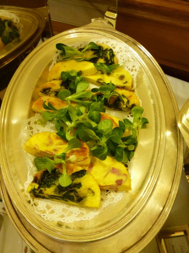 「Grand Hotel Majestic gia Beglioni」の地下1階の朝食専用レストラン♪<br />豪華な朝食ブッフェ♪