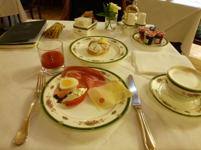 「Grand Hotel Majestic gia Beglioni」の地下1階の朝食専用レストラン♪<br />豪華な朝食♪