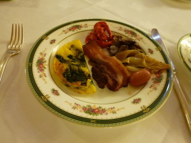 「Grand Hotel Majestic gia Beglioni」の地下1階の朝食専用レストラン♪<br />豪華な朝食♪