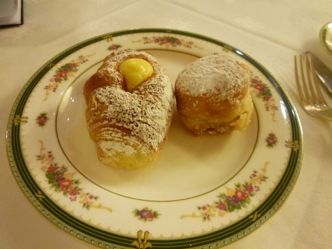 「Grand Hotel Majestic gia Beglioni」の地下1階の朝食専用レストラン♪<br />豪華な朝食♪