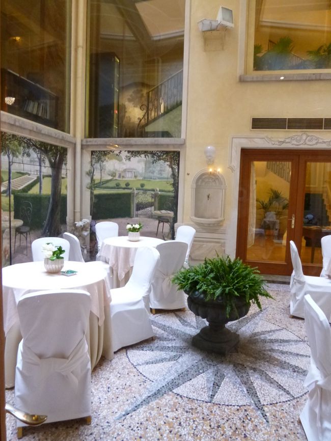 「Grand Hotel Majestic gia Beglioni」の地下1階の朝食専用レストラン♪<br />隣はパテオ♪