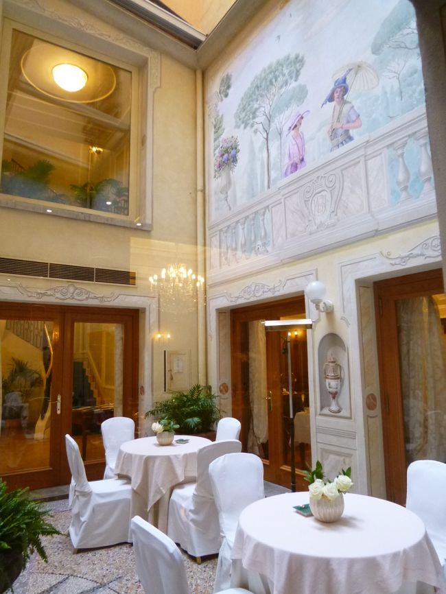 「Grand Hotel Majestic gia Beglioni」の地下1階の朝食専用レストラン♪<br />隣はパテオ♪