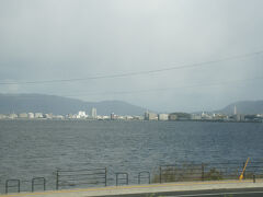 ●車窓から

宍道湖の奥に松江市内が見えてきました。
