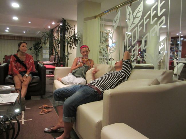 手前の男は私の家で居候していた大学生です<br /><br />無一文に陥った女性も日本円で１０万円ほどは持っていましたので<br />ブラジル到着時に２０００ドル強をレアルに両替して困り果ててた大学生と利害が一致して両替していましたが、<br />この現在のブラジルで女性２人が１０日間、交通費込み１０万円でどうやって過ごすの？？<br />自殺行為そのものですよ！<br /><br />だから私は別口で３千ドルを用意し、日本に帰ってからの返済で良いと話し合いたかったのに、この馬鹿な大学生のお陰で たった１０分すら話し合いの機会は与えられず、空港到着以降 終始ナンパモード炸裂で、この態度を見て貰えば如何に酷いか分かろうというものです。<br /><br />それに、この大学生は女性の部屋で一夜を明かしておきながら、翌朝には何も無かったと弁解し通しで、モラルもへったくれもありませんでした。<br /><br />私の家に到着後、出て行く様に命令しましたが、汚い男は徹底的に汚く、土下座をして涙を流す醜態を見せました。<br />そんな日本式がブラジルで通用すると思う心が死んでいます。<br /><br />とにかく１日でも早く出て行けと告げましたが、結局３週間も私の家族に世話になるだけで、自分では何も出来ない無能ぶりを発揮していました。<br /><br /><br />そして、とっくの昔に日本に到着しているハズの この３名からは正式な御礼など一切頂いておりません。<br />親父に叱られたから嫌々書いたというメールが超簡単に大学生から届いただけです。<br />ふざけるのもいい加減にしろ！<br /><br />これが現在の日本人の若者の実態でしょうか？<br />出来たら日本から出ない様に縛りつけて頂けたら幸いです。<br />在住者にタカって無礼の数々に反省もせず、情けない。