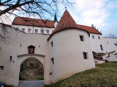 さぁ、旦那よホーエス城まで登るぞーーー。
ここはホーエス城入り口。
‐Hohes Schloss-

ホーエス城は、
フュッセンにあるお城の一つで、
だまし絵があることでも有名なお城でした。