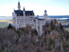 そして橋の上に到着。
改めてノイシュヴァンシュタイン城。
-Schloss Neuschwanstein-

ここからの景色は本当に絶景！
行けるならこの橋に行かないのはもったいない。
じつはこのお城はTDLにある、
シンデレラ城のモデルにもなっているそう。
内部を見てからだとちょっとあれだけど、
外観だけならば確かにそうだなと納得でした。

そしてさっきのどよーんとした雲からは、
雨ではなく雪が降ってきた♪
たった数分間のお城の雪景色。
雪降る中のお城も見たかったので
本当に感動だった♪