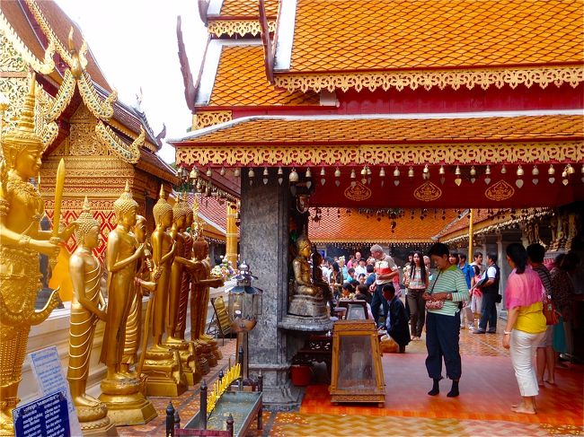 ・・・と思っていたら違いました。車に乗るように案内され「何処に行くんだろう」と思いながら乗っているとドイステープ方面に向かっているのがわかりました。あらあら！前回は夜に行って次回は明るいときに行こうねとSちゃんと話していて自力でソンテウで行こうと思っていたんです。