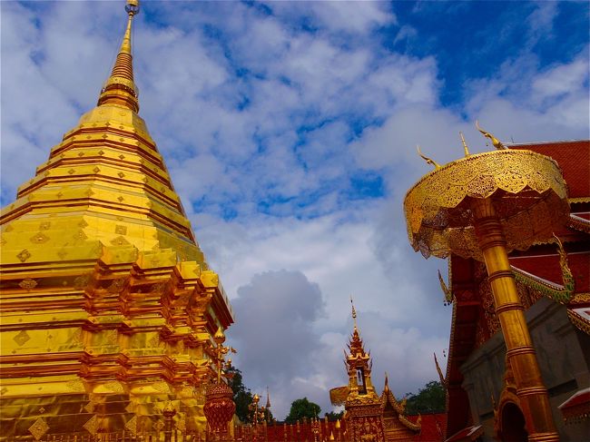 標高1080mのステープ山の山頂に立つ、タイ北部で最も重要な寺院。内部には釈迦の骨が納められさ、参拝者が絶えません。