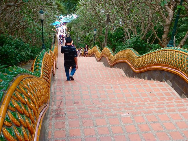 階段の手すりは竜の背中です。始まりは頭でウネウネしながら上へ↑上へ↑終わりは尻尾ね。