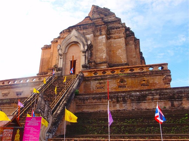 高さ60メートルもある巨大な仏塔。元々高さは86メートルでしたが1545年に地震で上部が崩れてしまい修復作業が行われましたが現在は半壊した状態のまま残っているということです。