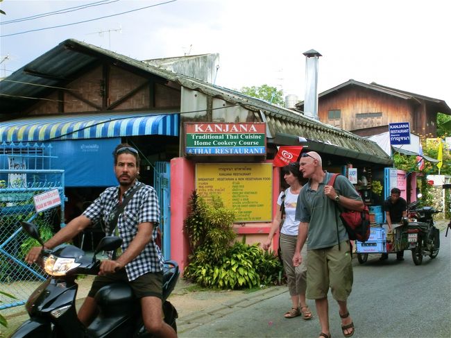 少しだけ休んでランチへ。前日の夜「フアンペン」が満席で次の候補は「カンジャナ」でしたが既にクローズしておりスタッフがご飯を食べていました。ここも美味しいと評判だったのでランチはここに決まり！タマリンドホテルから歩いて５〜６分。