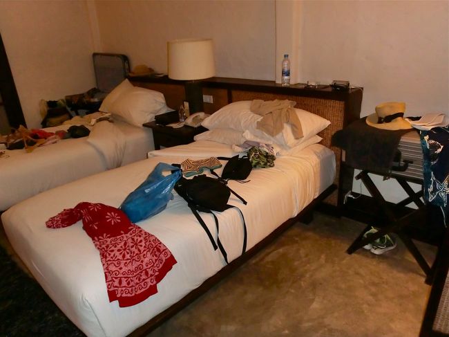 脱ぎ散らかしてます。